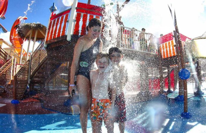 WG-TownCenter-waterpark-family-700x450